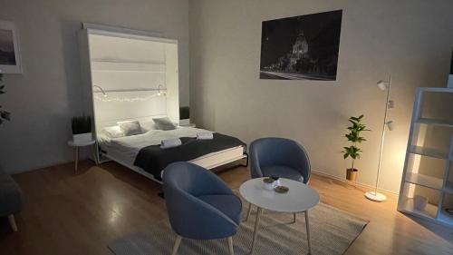 1 dormitorio con 1 cama, 2 sillas y mesa en Urban Spirit 2 Apartment en Budapest