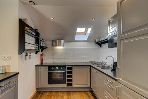 une cuisine avec un évier et une cuisinière dans l'établissement Apartment Rebats - Alpes Travel - Central Chamonix, à Chamonix-Mont-Blanc