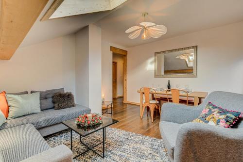 - un salon avec deux canapés et une table dans l'établissement Apartment Rebats - Alpes Travel - Central Chamonix, à Chamonix-Mont-Blanc
