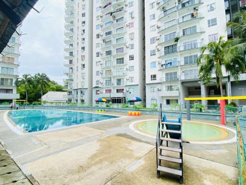 ein leerer Pool vor einem hohen Gebäude in der Unterkunft SunKissed Paradise @ Marina View Villas PD in Port Dickson