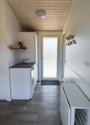 Kuchyň nebo kuchyňský kout v ubytování BLÅBJERGGAARD - Hennebysvej 60