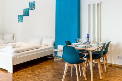 una sala da pranzo con divano, tavolo e sedie di DR Apartments Friedrichshain a Berlino
