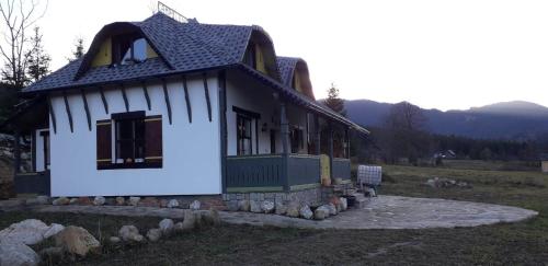 una pequeña casa en medio de un campo en Baladă de Rarău, en Câmpulung Moldovenesc