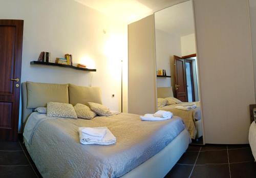 ein Schlafzimmer mit einem Bett mit Handtüchern darauf in der Unterkunft Elly's house in Alessandria