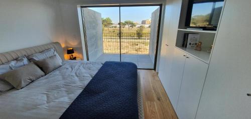 um quarto com uma cama e uma grande janela em The View - Porto - Apartment on TOP location with amazing view! em Vila Nova de Gaia