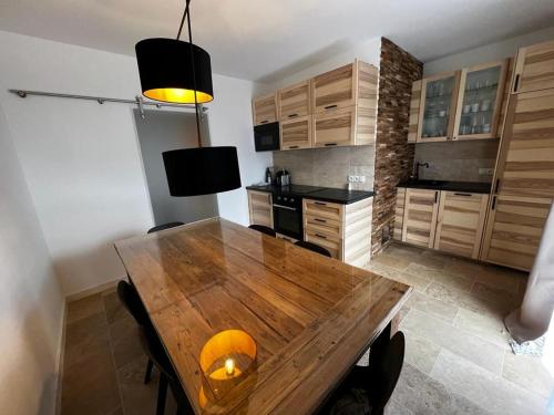 cocina con mesa de madera en una habitación en WM ENNSTAL, en Schladming