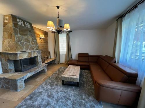 een woonkamer met een bank en een open haard bij WM ENNSTAL in Schladming