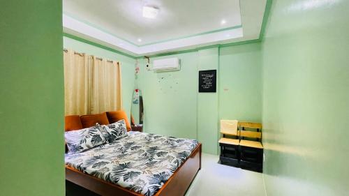 Cette petite chambre comprend un lit dans un mur vert. dans l'établissement Sephreen Home stay, à San Juan