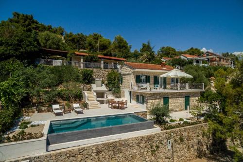 Villa Turquoise Waterfront A Beautiful 3 Bedroom Villa A Stones throw to the Beach