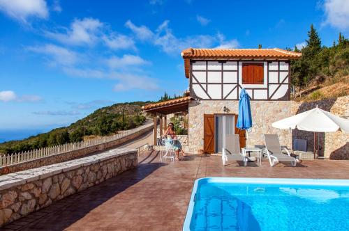 une villa avec une piscine et une maison dans l'établissement Vissala Village, à Chortáta