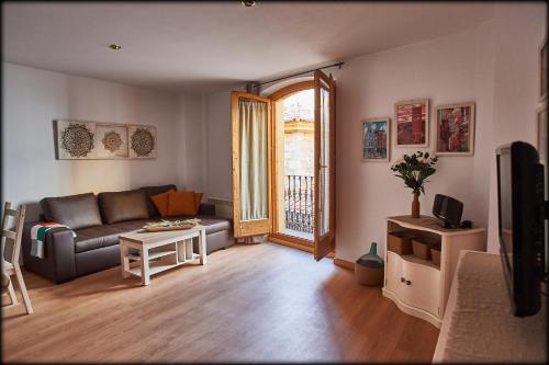 - un salon avec un canapé et une table dans l'établissement Torre Mudéjar, à Teruel