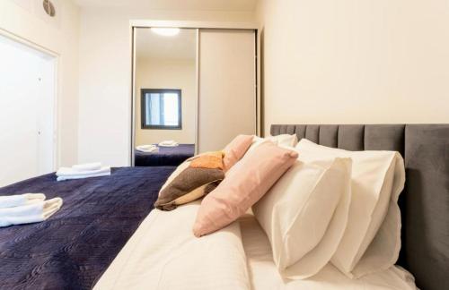 Postel nebo postele na pokoji v ubytování HolySuite J Tower