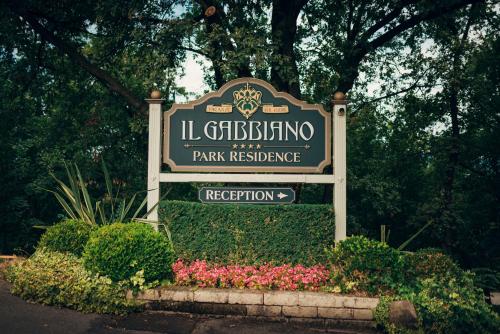 a sign for a park with flowers in a garden at Park Residence Il Gabbiano in Moniga