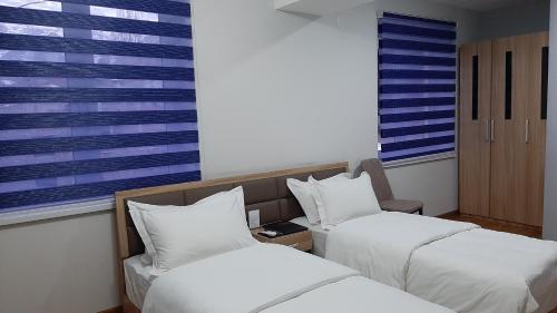 ein Hotelzimmer mit 2 Betten und einem Fenster in der Unterkunft Solim in Khorog