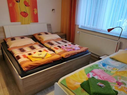 two twin beds in a room with at Reichstädter Ferienidyll in Dippoldiswalde