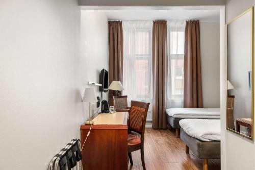 una camera da letto con scrivania di Best Western Tidbloms Hotel a Göteborg