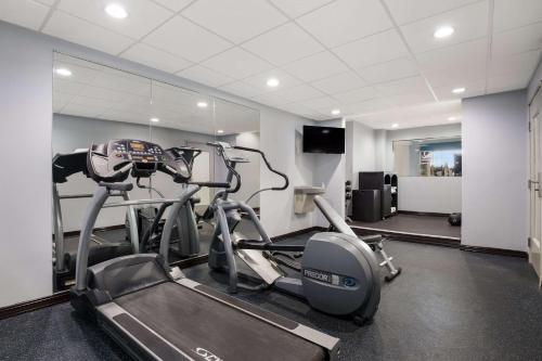 Pusat kecergasan dan/atau kemudahan kecergasan di Quality Suites Tulsa I-44