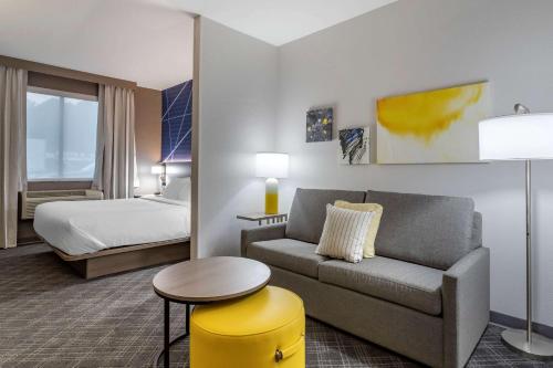 een hotelkamer met een bank en een bed bij Comfort Suites Natchitoches in Natchitoches