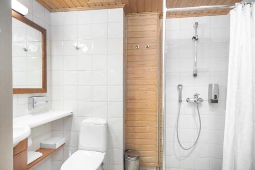 La salle de bains est pourvue d'une douche et de toilettes. dans l'établissement Hotel K5 Levi and K5 Villas, à Levi