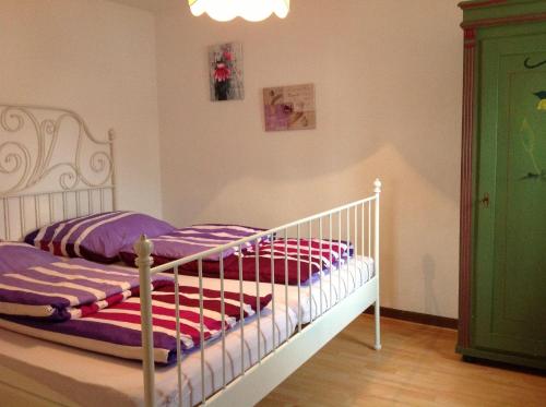 UdlerにあるFerienhaus-Ilstadのベビーベッド1台(枕2つ付)が備わるベッドルーム1室が備わります。