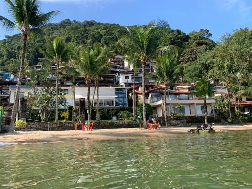 Casa de condominio com praia privativa e piscina.