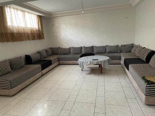 - un salon avec des canapés et une table basse dans l'établissement Sous-sol villa, à Fès