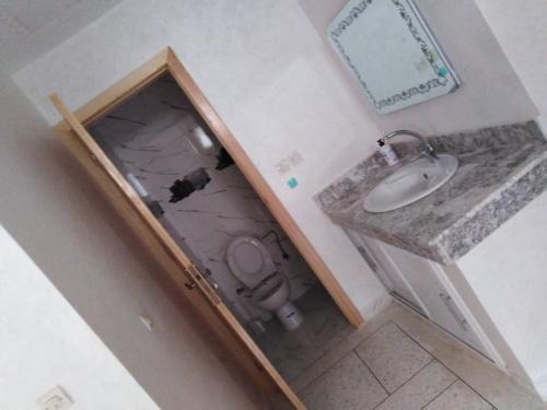 La petite salle de bains est pourvue de toilettes et d'un lavabo. dans l'établissement Sous-sol villa, à Fès