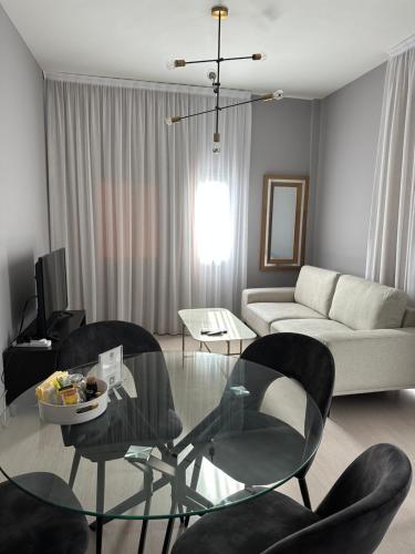 sala de estar con mesa de cristal y sillas en Mini Art House, en Nicosia