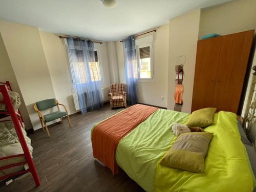 ein Schlafzimmer mit einem großen Bett in einem Zimmer in der Unterkunft Casa Juan de castilseco 