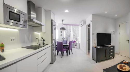 cocina y sala de estar con comedor en Apartamentos Levante, en Zahara de los Atunes