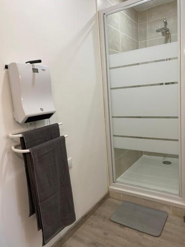ein Badezimmer mit einem WC, einem Waschbecken und einem Spiegel in der Unterkunft Appartement loft Manosque in Manosque