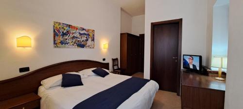 a bedroom with a large bed in a room at Hotel Bonazzi in Perugia
