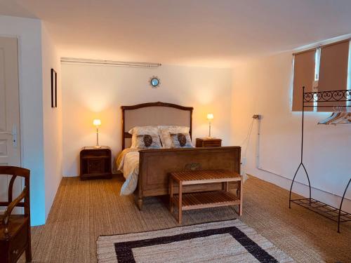 コンドンにあるVILLA PIERREのベッドルーム1室(ランプ2つ、テーブル付)
