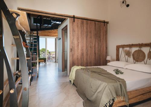 Un dormitorio con una cama y una escalera en una habitación en Simon Prince Prive, en Vourvourou