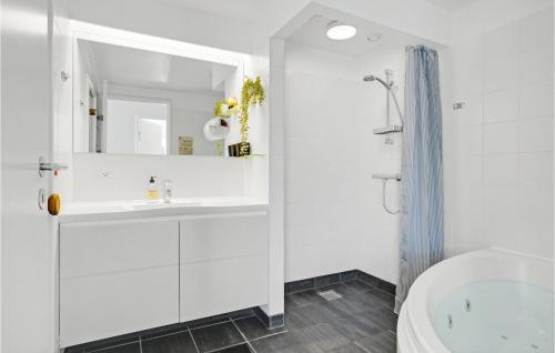Koupelna v ubytování Lovely Apartment In Ebeltoft With House Sea View
