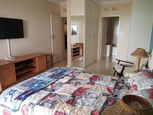 - une chambre avec un lit doté d'une couette dans l'établissement Wedgewood Terrace, à Durban