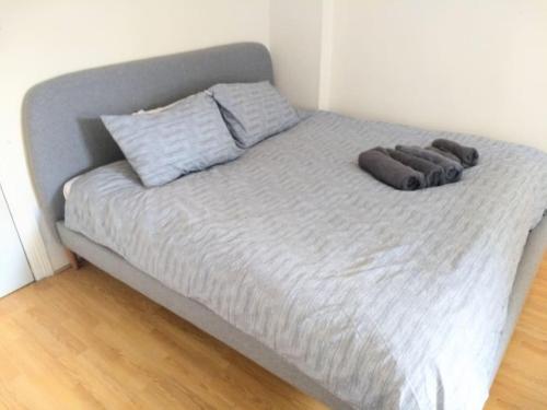 ein Bett mit zwei Kissen darüber in der Unterkunft Self-contained private apartment Unit 1 in London