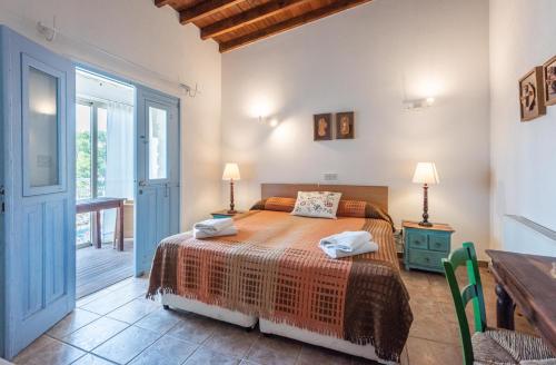 - une chambre avec un lit dans l'établissement Cyprus Villages - Bed & Breakfast - With Access To Pool And Stunning View, à Tochni