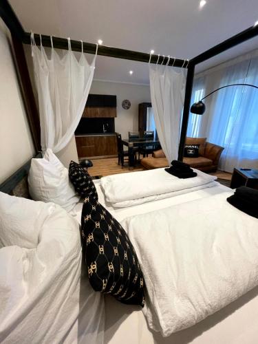 Ein Bett oder Betten in einem Zimmer der Unterkunft Stadtvilla Apartments Ferienwohnungen Weinsberg