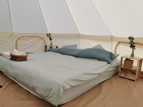 StayKtion في شيانج راي: غرفة نوم بسرير في خيمة