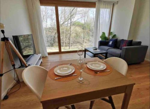 - un salon avec une table et des chaises en bois dans l'établissement Luxembourg Business Flat. Terrace & Free Parking, à Luxembourg