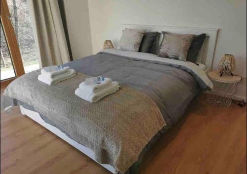 - une chambre avec un grand lit et des serviettes dans l'établissement Luxembourg Business Flat. Terrace & Free Parking, à Luxembourg