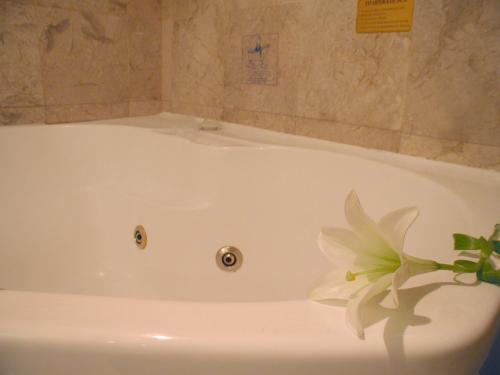 Un baño de The Brighton Hotel Sydney - Mgallery Collection