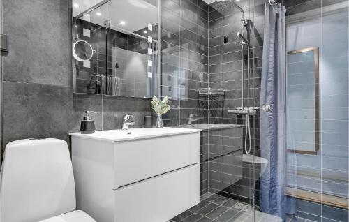 y baño con lavabo blanco y ducha. en Amazing Apartment In Helsingr With 1 Bedrooms And Wifi, en Helsingør