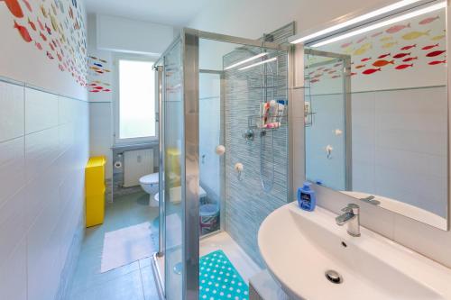 bagno con doccia, vasca e lavandino di Casa Luisa Relax & Outdoor in Finale a Finale Ligure