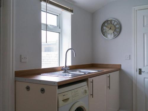 cocina con fregadero y ventana en Haw thorn House - 2 bedroom, Ashington, Northumberland en Ashington