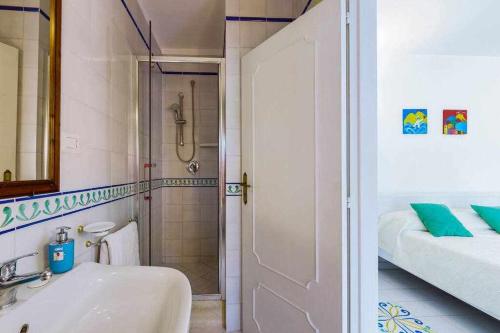La salle de bains est pourvue d'une douche, d'un lavabo et d'une baignoire. dans l'établissement Villa Fratta Rooms peace of mind, à Sorrente