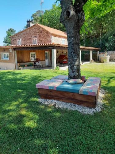 ア・エストラーダにあるAgradable casa rural en Galiciaの家の隣の庭の木