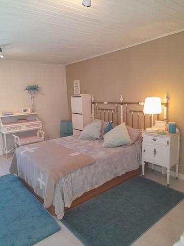sypialnia z dużym łóżkiem, biurkiem i lampką w obiekcie Agradable casa rural en Galicia w mieście A Estrada