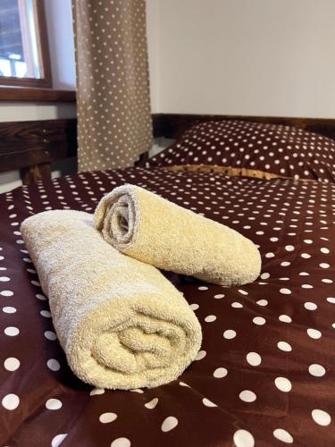 a towel on a bed with polka dots at BUBLA CITY RANCH in Kopřivnice